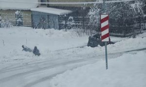 Drogi sparaliżowane, auto w rowie. Mieszkańcy Zakopanego pytają o pługi