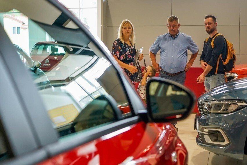 Stać ich na starszy samochód, a kupują  nowy, chiński SUV. Oto różnice w cenach