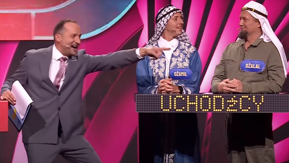 kadr z występu kabaretu "Młodzi i moralni"