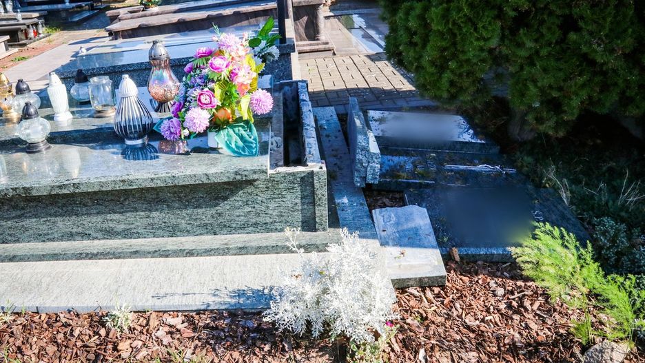 Zdemolował nocą cmentarz. "Była pełnia księżyca"