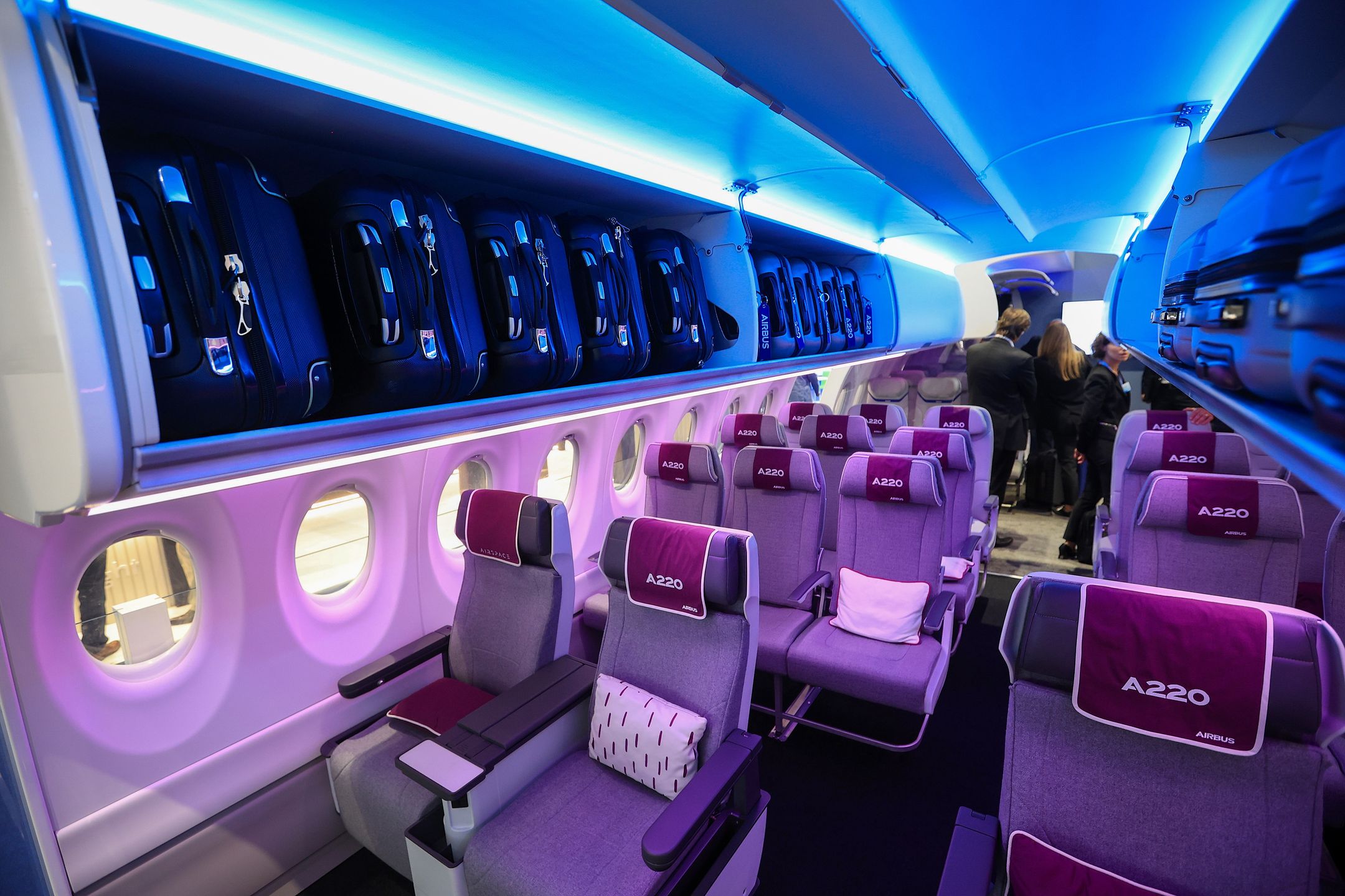 Kabina Airbusa A220 ma układ foteli 2+3. Producent zachwala m.in. duże schowki bagażowe i oświetlenie ambientowe
