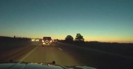 Samochód na oblodzonej drodze. Policjant nagrał zaskakujący finał