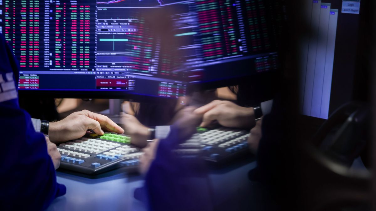 A trader works on the floor of the New York Stock Exchange (NYSE) in New York, US, on Friday, Jan. 2, 2026. The S&P 500 Index retreated from early Friday gains as worries about stretched valuations offset optimism about next week's massive CES conference and signs President Donald Trump was easing up on tariff policies. Photographer: Michael Nagle/Bloomberg via Getty Images