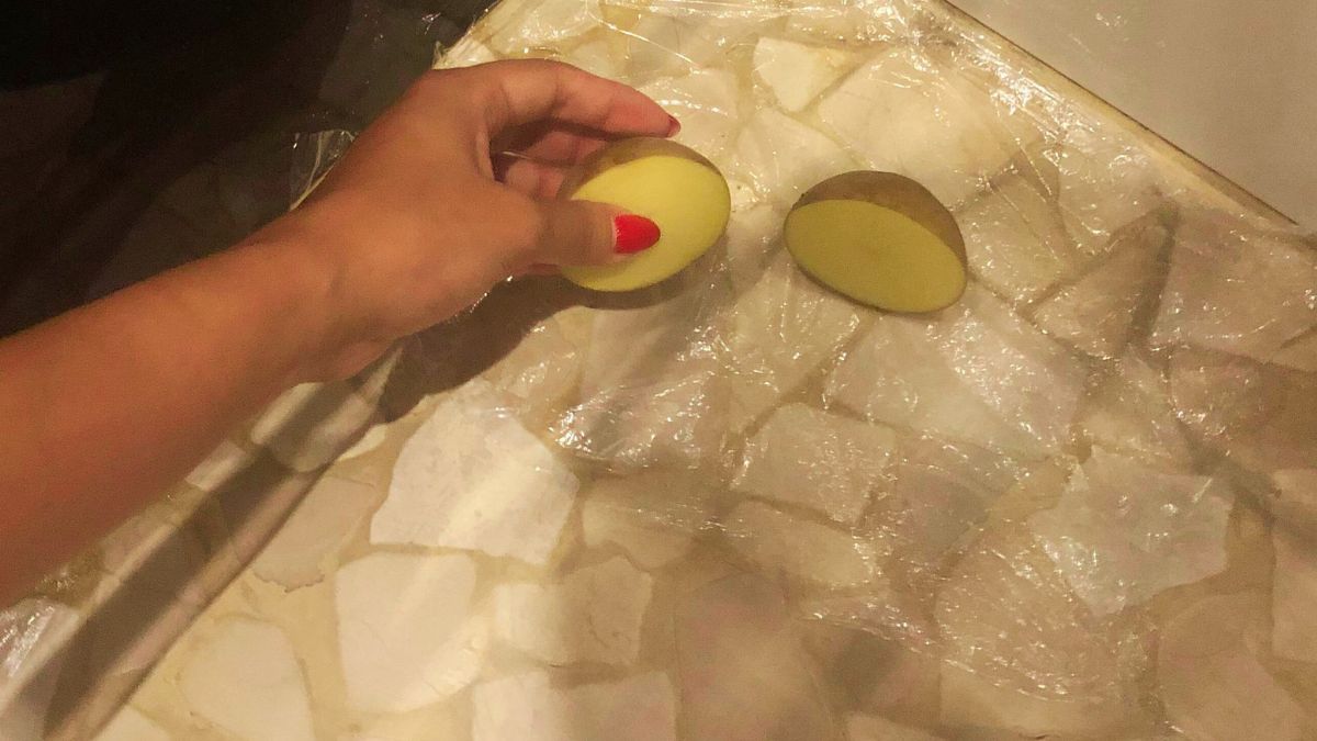 Trik z ziemniakiem w łazience naprawdę działa