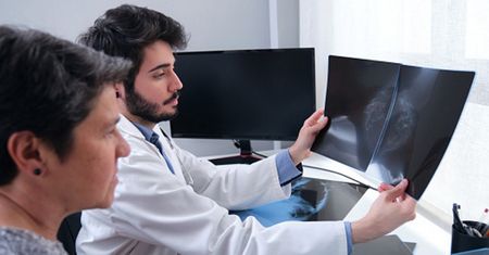 Potwierdzono 19 przypadków. Popularne implanty przyczyną raka