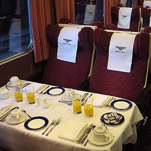 Przedział kolejowy zorganizowany przez Bentleya