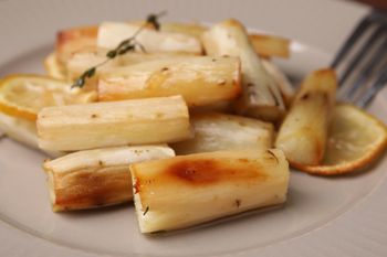 To zapomniane warzywo często mylone jest z korzeniem pietruszki. Działa jak przepychaczka złogów w jelitach