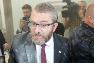 Grzegorz Braun usłyszał zarzuty ws. zgaszenia świec chanukowych
