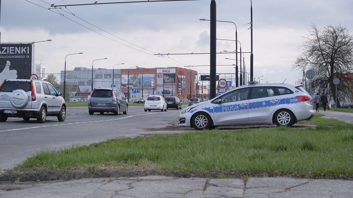 Radiowóz policji przy ulicy