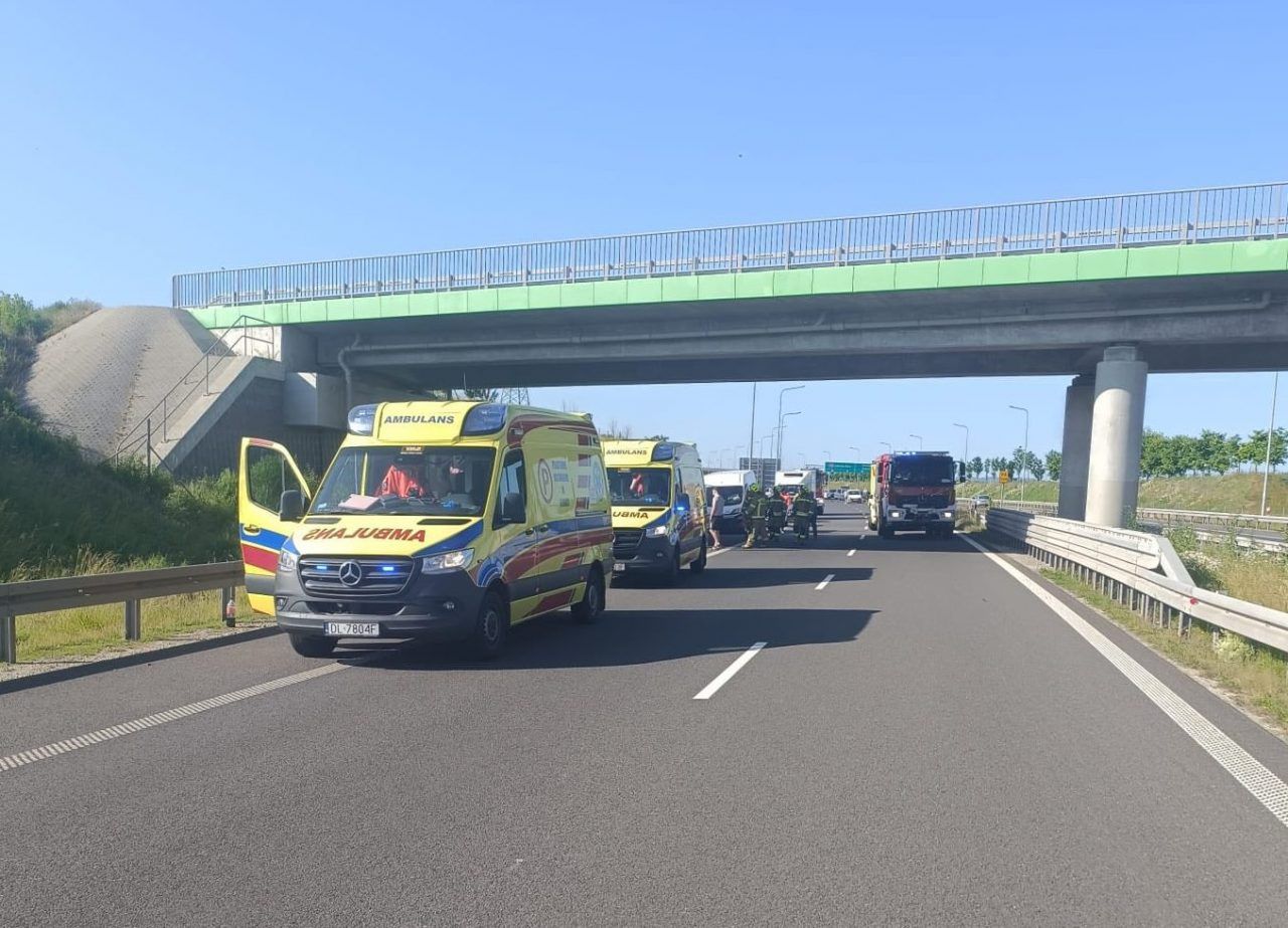 Wypadek na S3 pod Jaworem. Cztery osoby w szpitalu, kierowca BMW zbiegł