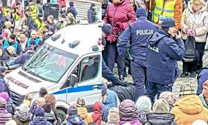 Akcja policji w Warszawie. W tłumie zasłabł 79-latek