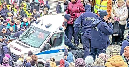 Akcja policji w Warszawie. W tłumie zasłabł 79-latek