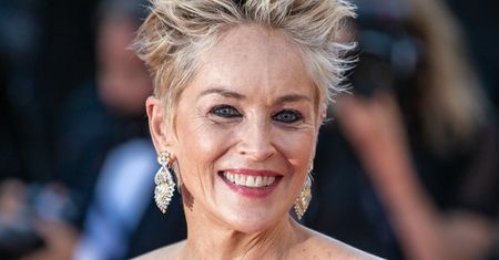 64-letnia Sharon Stone ZACHWYCA figurą w dwuczęściowym bikini: "Zawsze wracam do formy, gdy lato się już kończy" (FOTO)