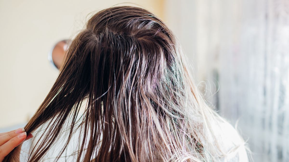 Jak radzić sobie z przetłuszczającymi się włosami?