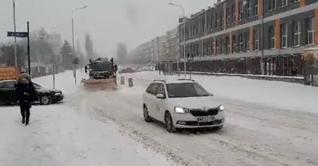 Wrocław. Zima znów wygrała. Trudne warunki na drogach, tramwaje stoją