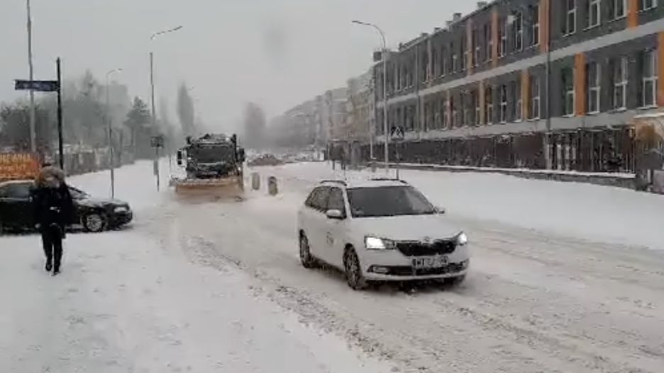 Wrocław. Zima znów wygrała. Trudne warunki na drogach, tramwaje stoją