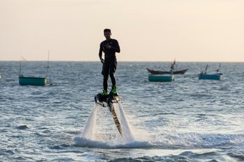Ustka: Emocje na fali. Druga edycja Amatorskich Mistrzostw we Flyboardingu