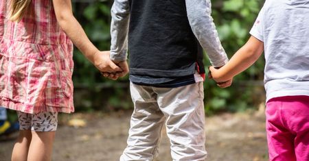 Przedszkolaki na występie w maseczkach. Burza w komentarzach pod nagraniem