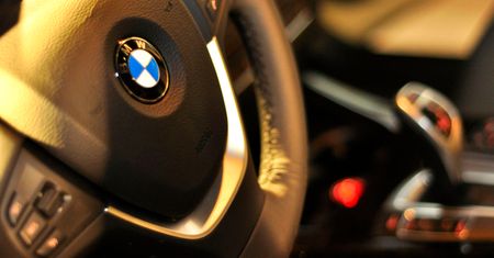 Smartwatch stworzony przez Fossil z logo BMW