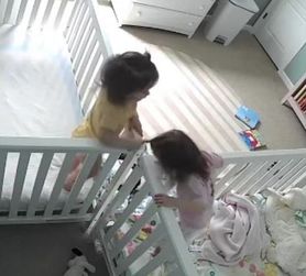 Umieściła kamerę w sypialni córek. Zobaczyła, co robią, kiedy są same
