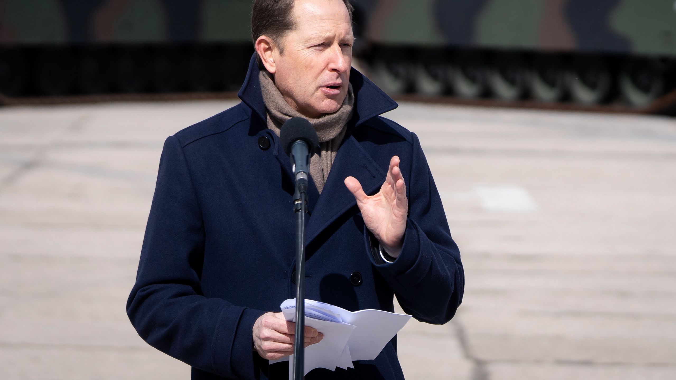 Ambasador USA w Polsce Mark Brzezinski podczas ceremonii podpisania kontraktu na zakup 250 czołgów Abrams przez Polskę