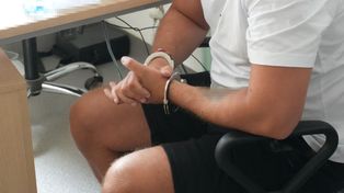 Warszawa: Kokaina w przyprawach i sto tysięcy złotych w gotówce. Diler zatrzymany w podziemnym garażu