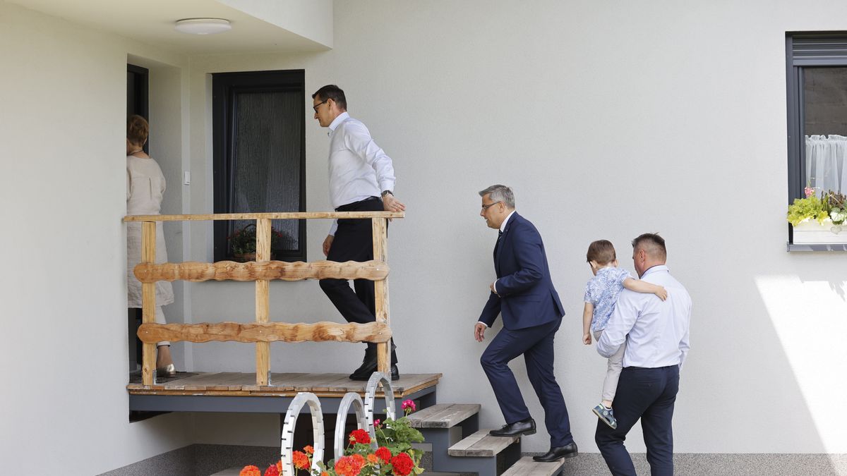 Na zdjęciu premier Mateusz Morawiecki wchodzący do domu