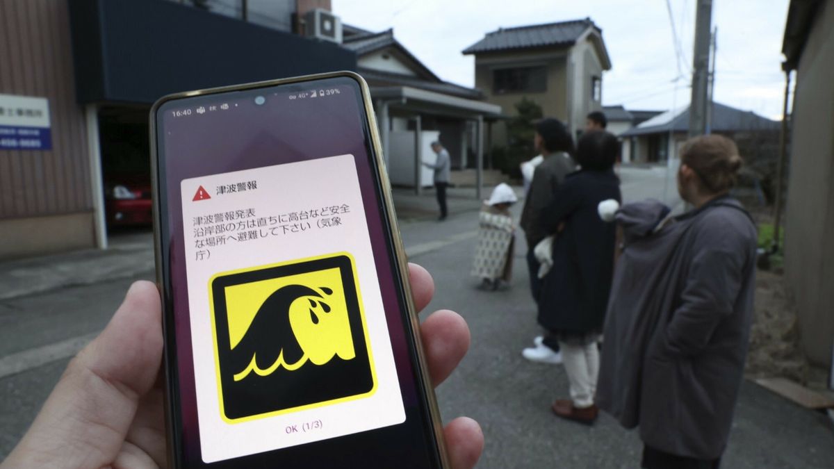 Temporary
A smartphone notifies the issuing of a tsunami warning in Japan on January 1, 2024. A massive earthquake occurs near Ishikawa Prefecture, Noto Peninsula. A major tsunami warning has been issued for the Noto region of Ishikawa Prefecture.( The Yomiuri Shimbun via AP Images )
Tosei Kisanuki