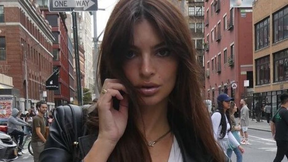 Emily Ratajkowski pochwaliła się zdjęciami zrobionymi przy choince 