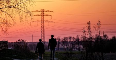 Ekspert wyjaśnia, dlaczego po kolacji warto wyjść na spacer