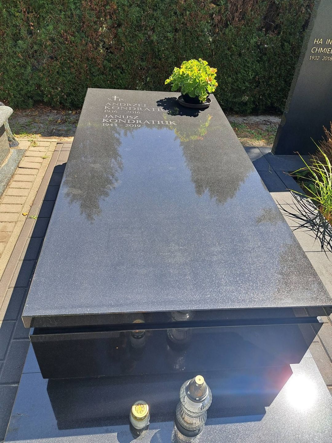 Grób Andrzeja i Janusza Kondratiuków na Powązkach Wojskowych