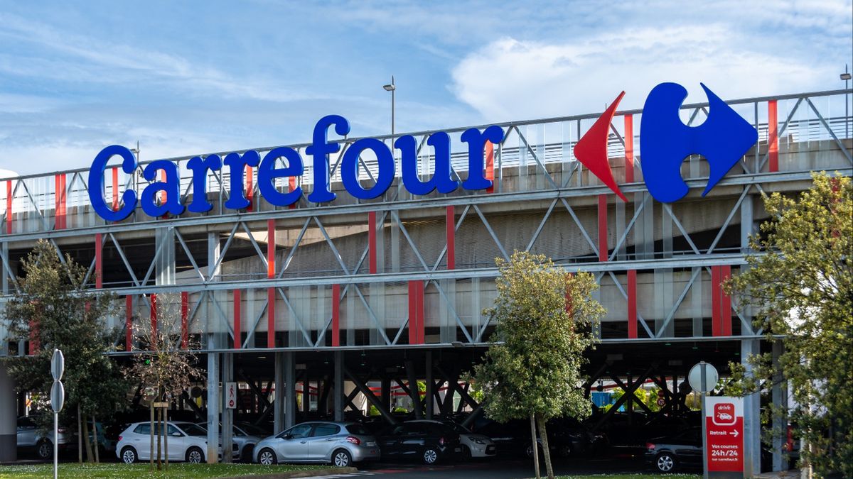 Co ze sklepami Carrefour w Polsce? W grze ukraiński gigant