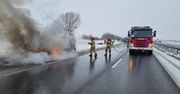 Strzelce Opolskie: Pożar samochodu na A4. Szybka reakcja Żandarmerii Wojskowej zapobiegła większym stratom