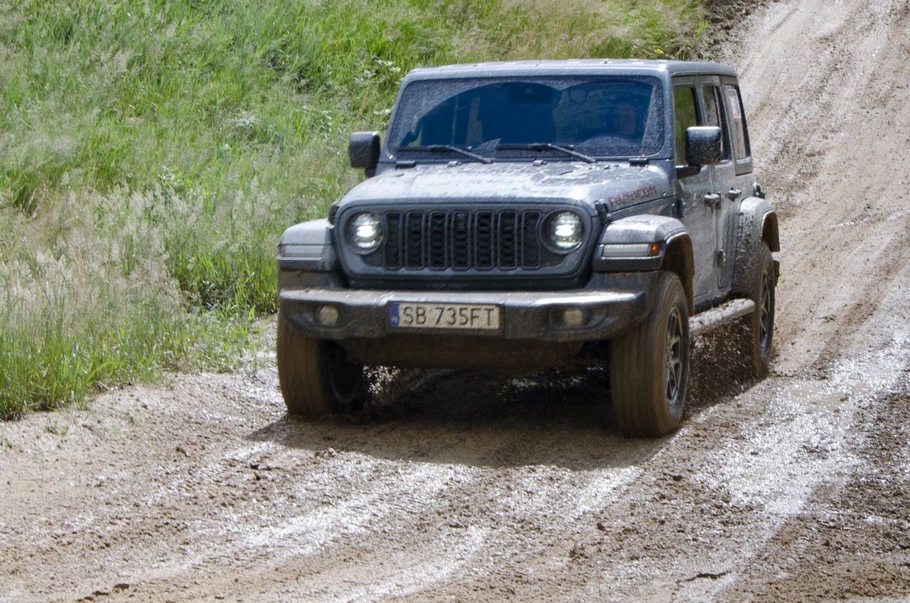 W trybie Off Road + koła Wranglera będą swobodnie buksować nawet bez wyłączania kontroli trakcji odrębnym guzikiem i bez ustawiania reguktora w przełożenia terenowe