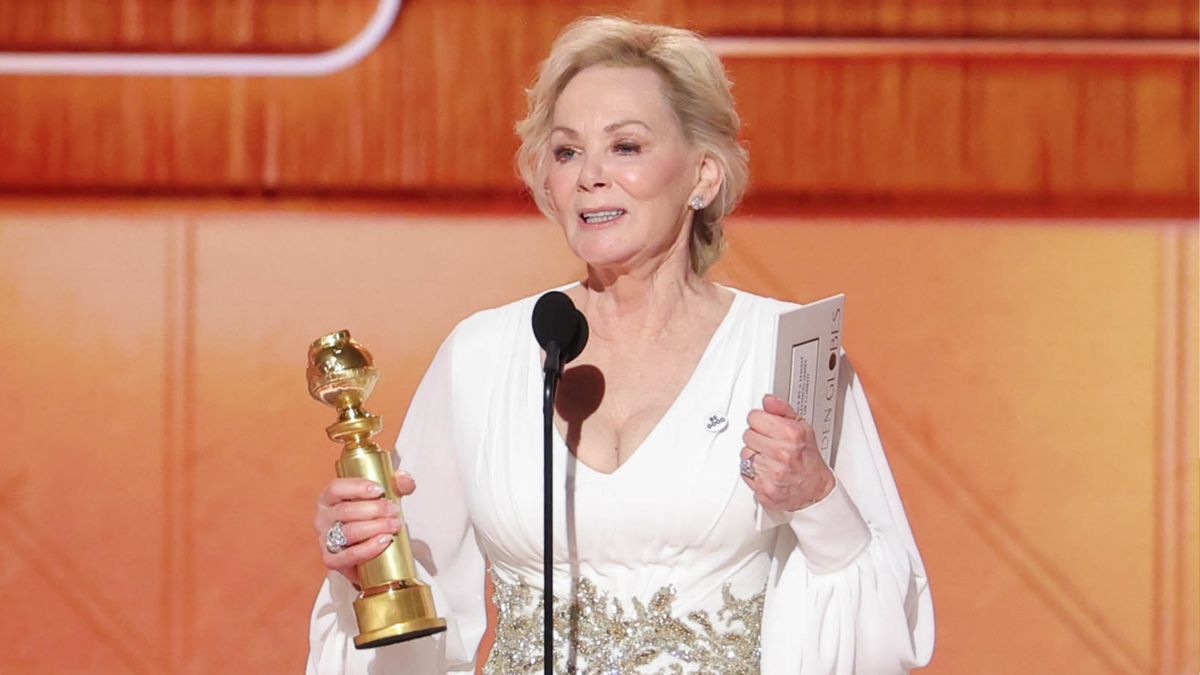 Jean Smart odbierająca statuetkę za "Hacks" na Złotych Globach