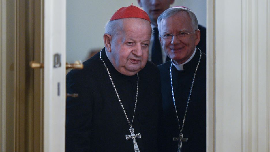 Stanisław Dziwisz źle oceniany przez Polaków