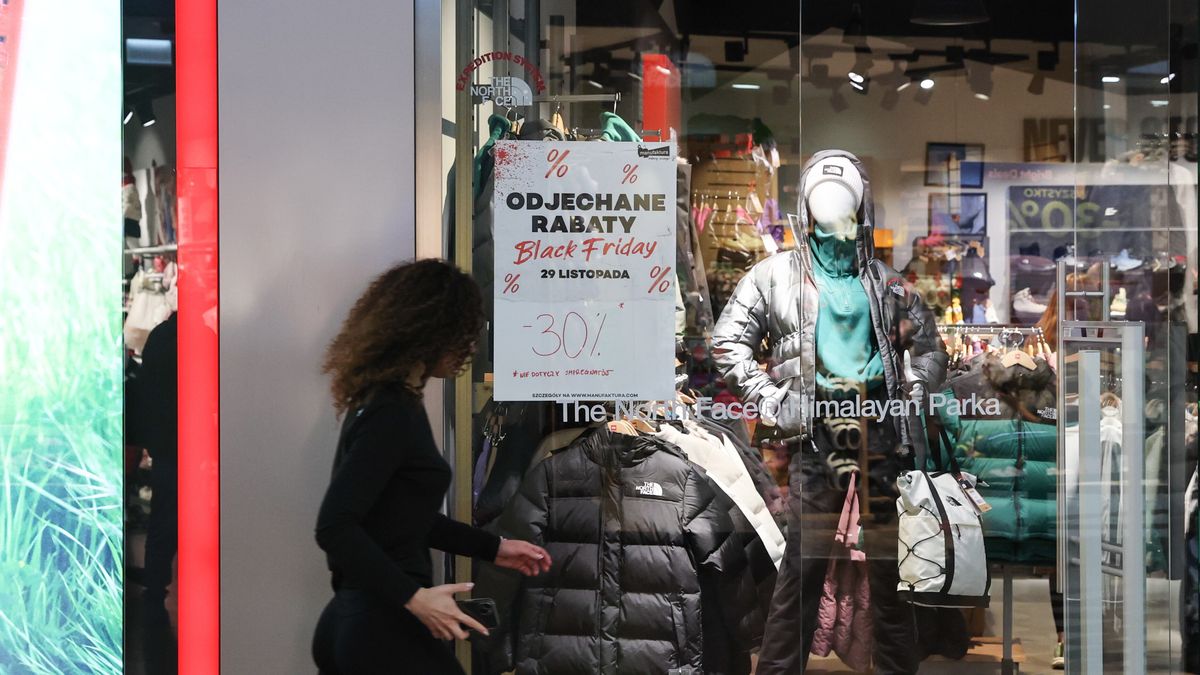 Polacy polują na promocje