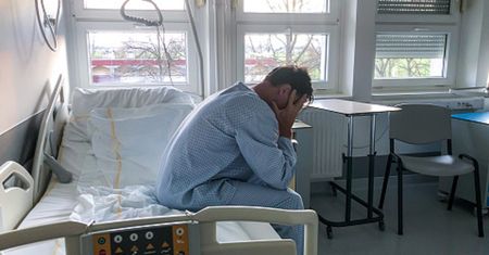 Koronawirus. Nowy objaw COVID-19 u mężczyzn. Ból jąder pojawia się przed wystąpieniem gorączki