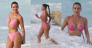 "Naturalna" Kim Kardashian w różowym bikini eksponuje słynne krągłości na wakacjach (ZDJĘCIA)