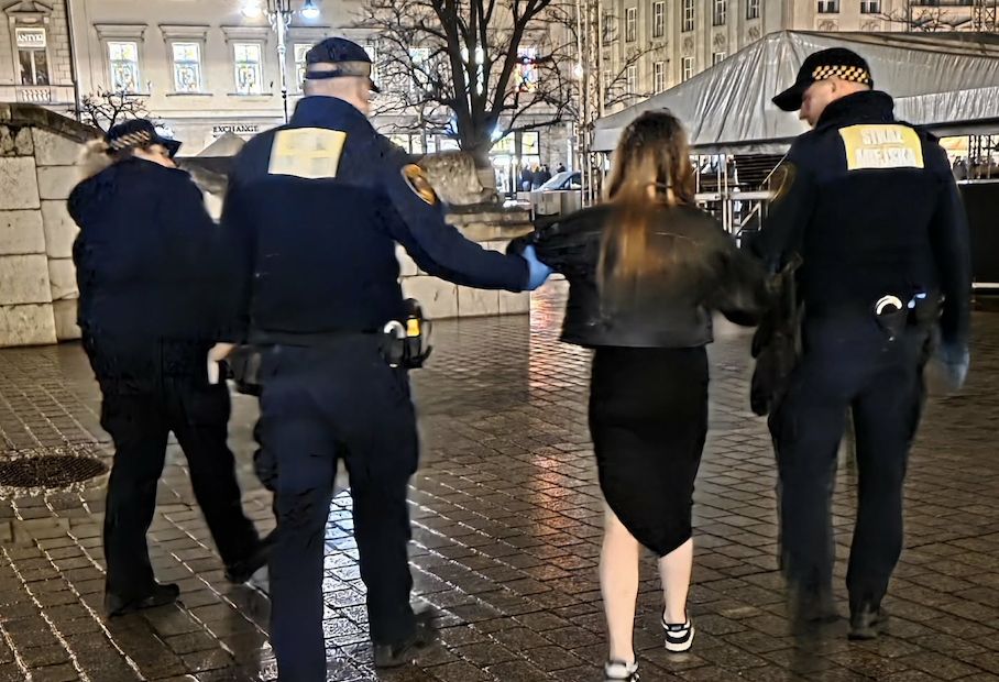 Atak na Rynku w Krakowie. Kobieta ma rozerwane ucho