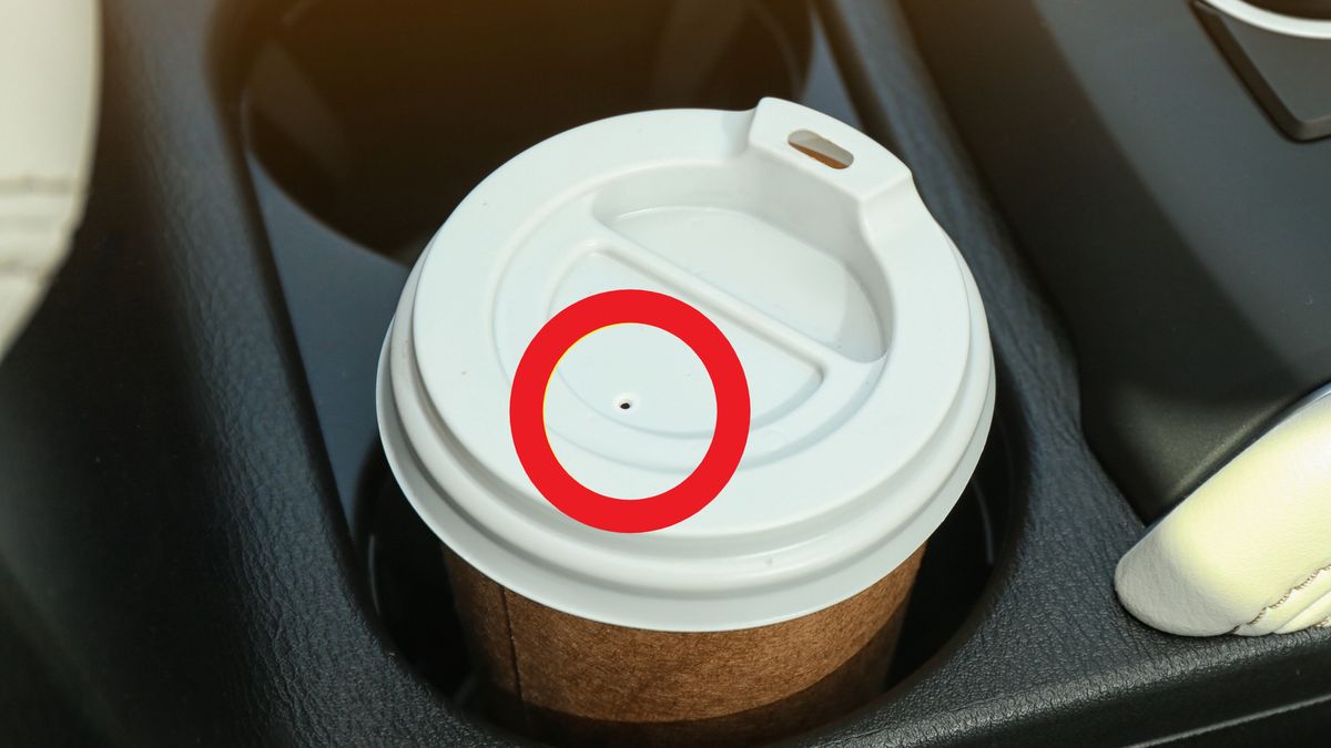 Mała dziurka w pokrywce to nie przypadek