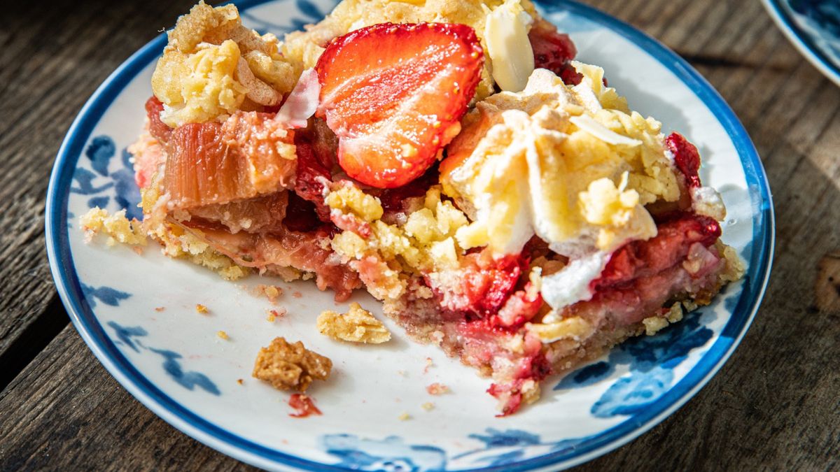 Ciasto kruche z truskawkami i rabarbarem