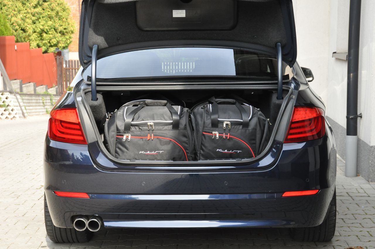 Podstawową zaletą zestawu toreb samochodowych Kjust jest ich dopasowanie do każdego modelu samochodu