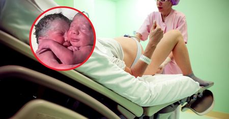 Wciąż się przytulały. Niezwykłe nagranie z porodówki