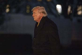 Poparcie dla Trumpa spada. Powód widać w sondażach