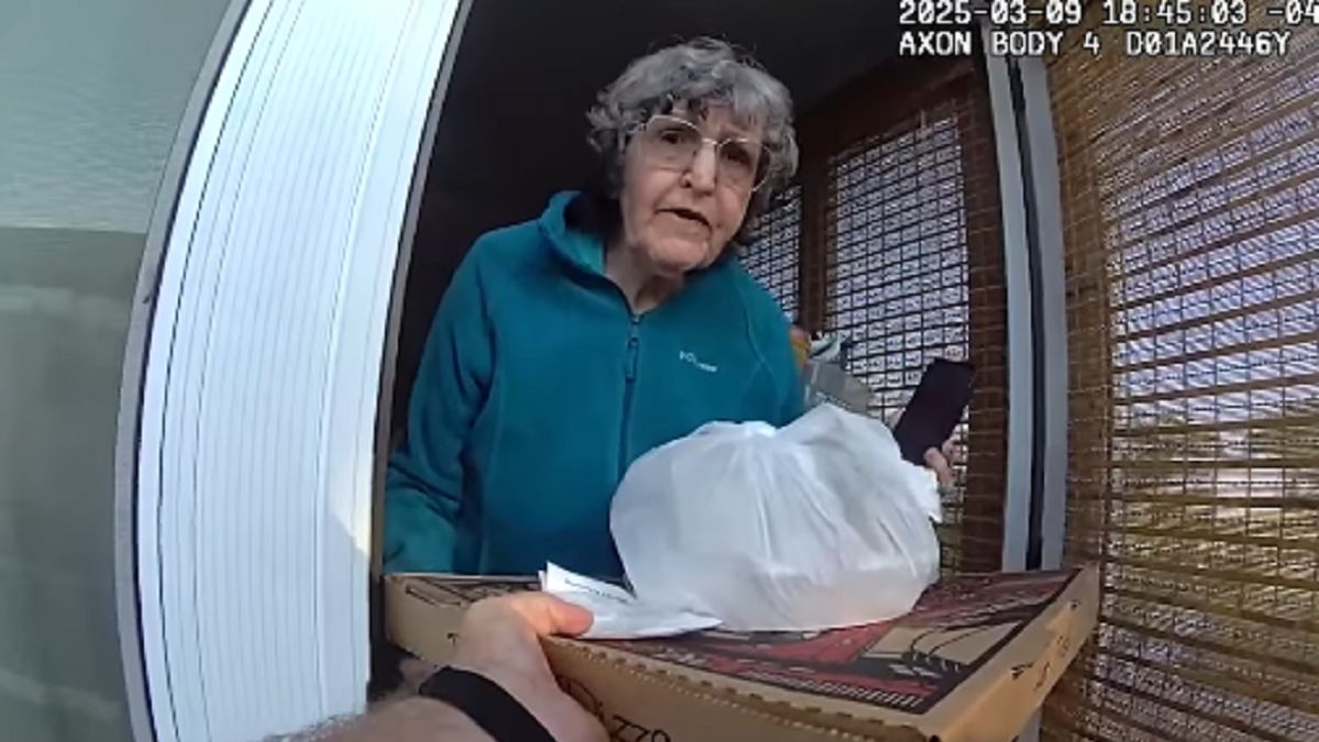 Policjant dostarczył kobiecie pizzę.