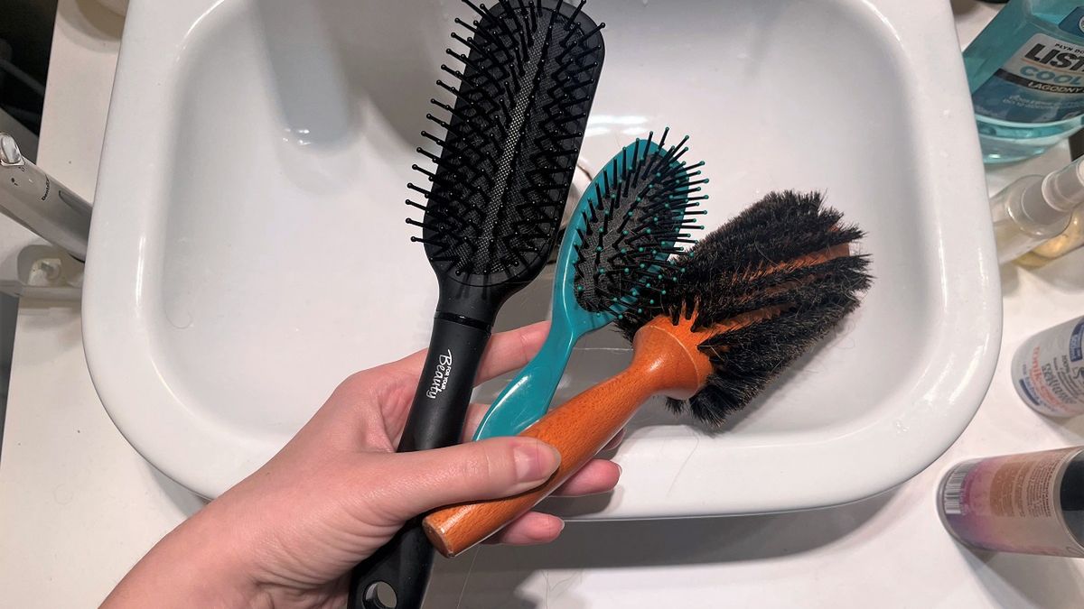 Oto jak prawidłowo wyczyścić szczotkę do włosów.