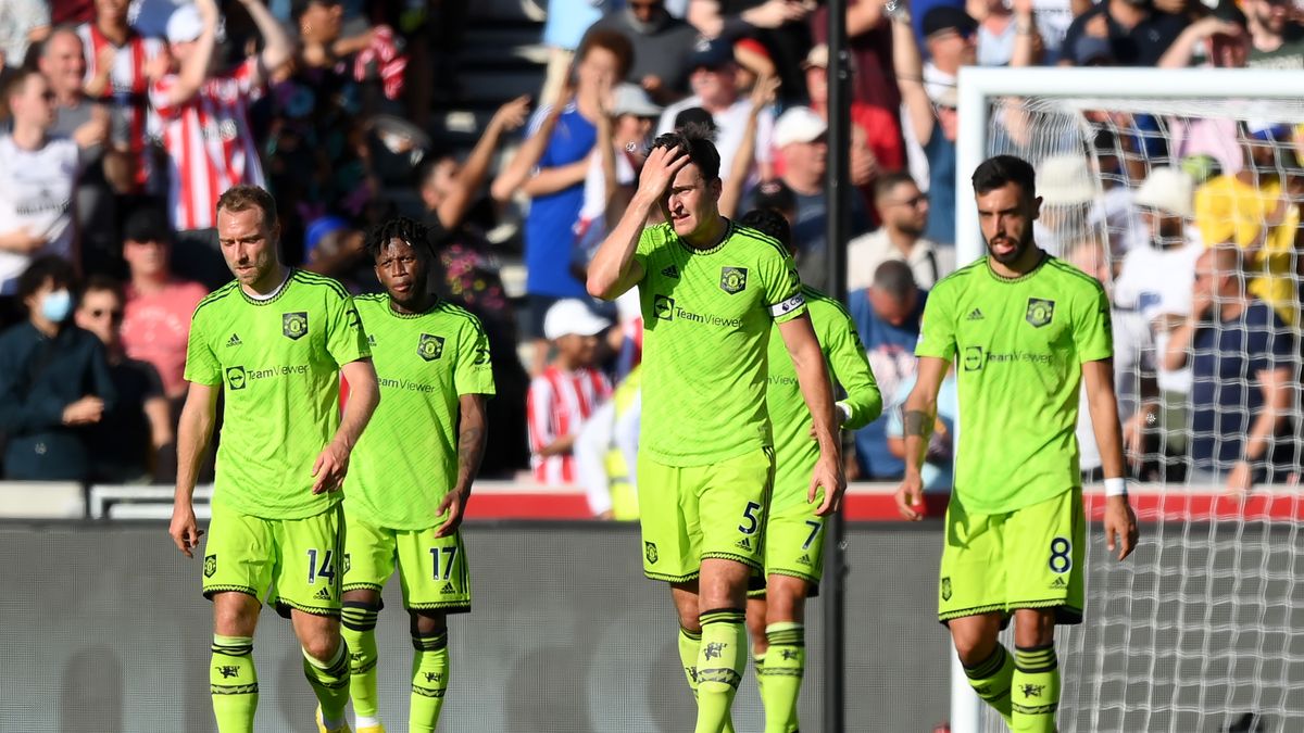 BRENTFORD, ENGLAND - AUGUST 13:  Harry Maguire of Manchester United looks dejected during the Premier League match between Brentford FC and Manchester United at Brentford Community Stadium on August 13, 2022 in Brentford, England. (Photo by Shaun Botterill/Getty Images)