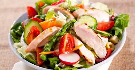 Sałatka wiosenna sycąca jak obiad. Gdy nie mam czasu, sięgam właśnie po ten przepis