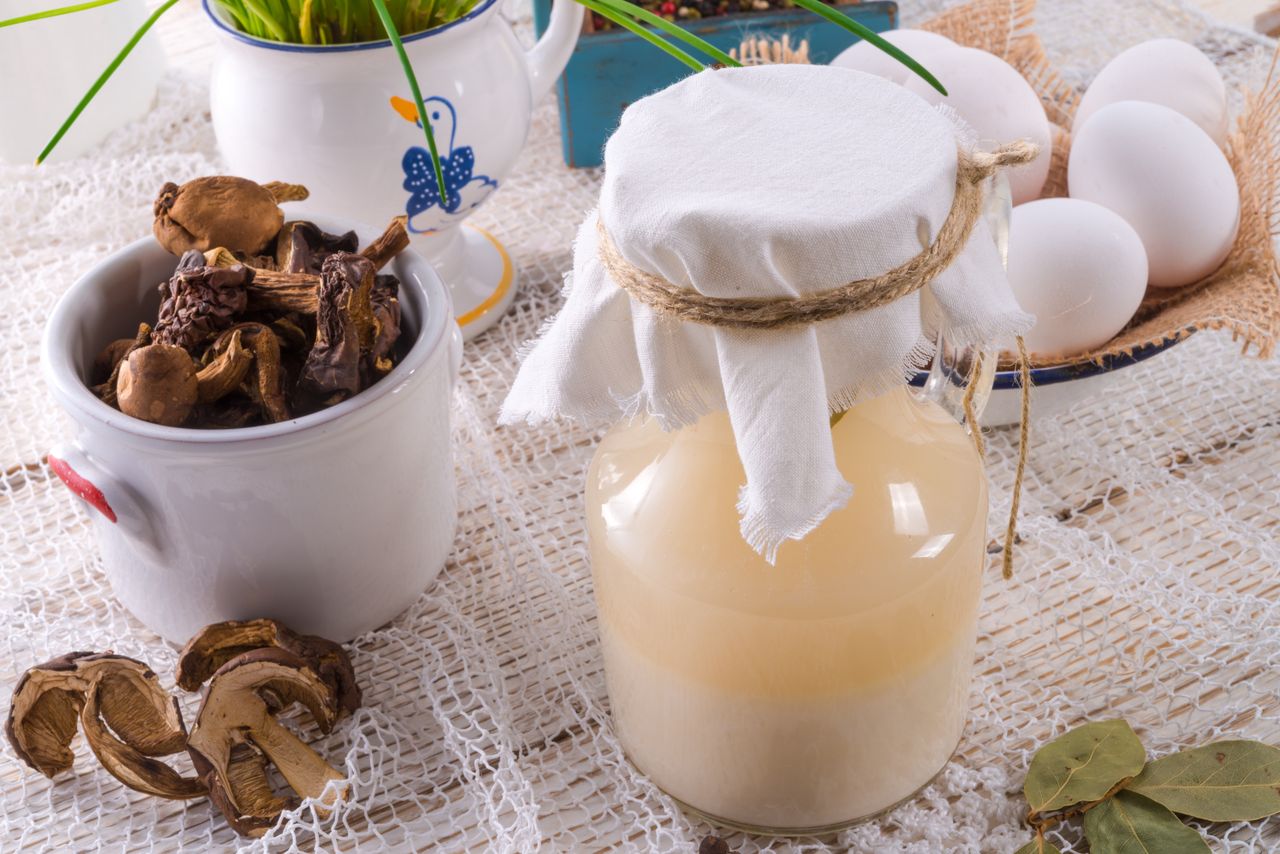 To najłatwiejszy przepis na zakwas na żurek. Zupa wychodzi aromatyczna i pełna smaku